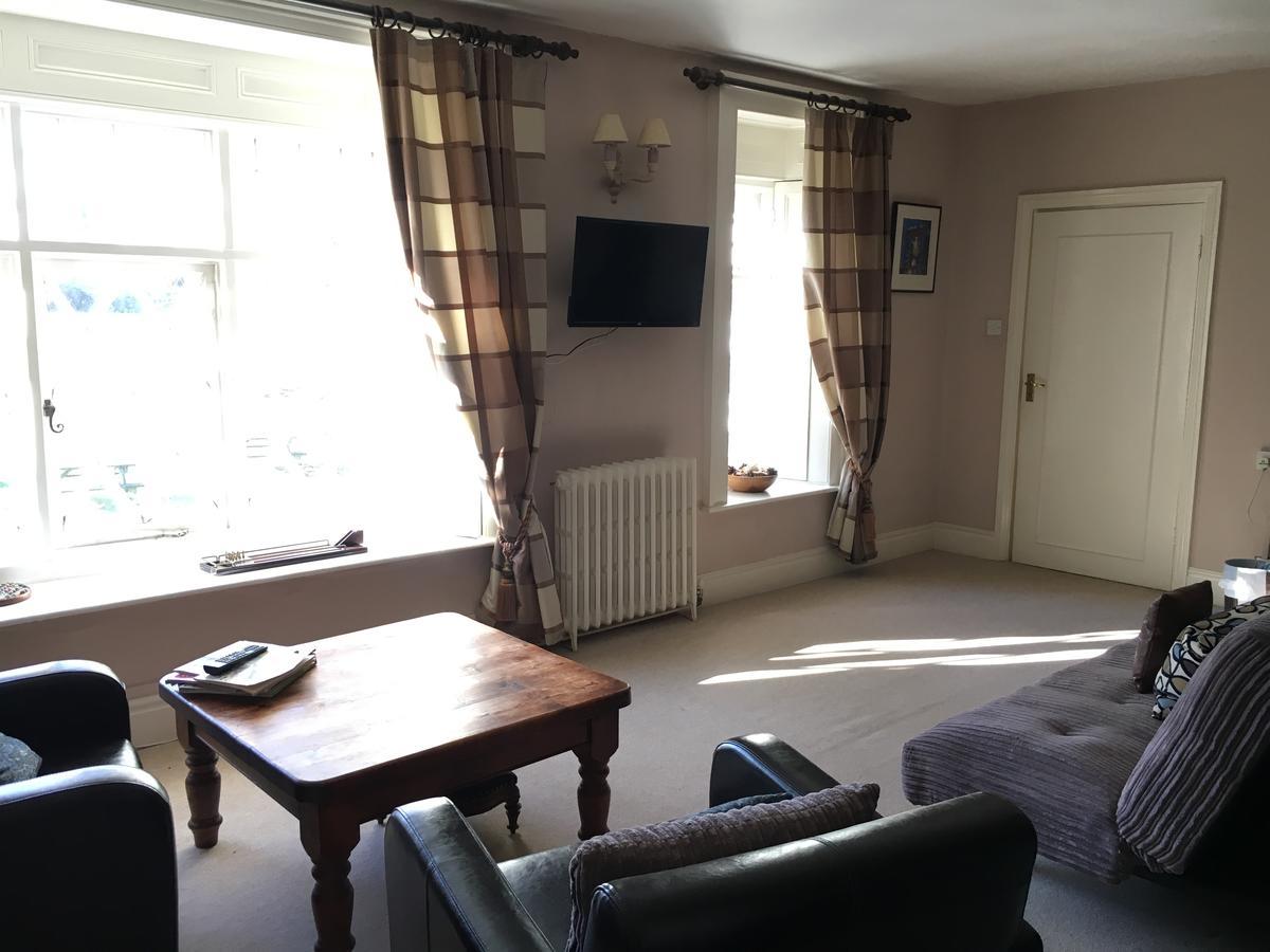 Hotel The Clytha Arms à Abergavenny Extérieur photo